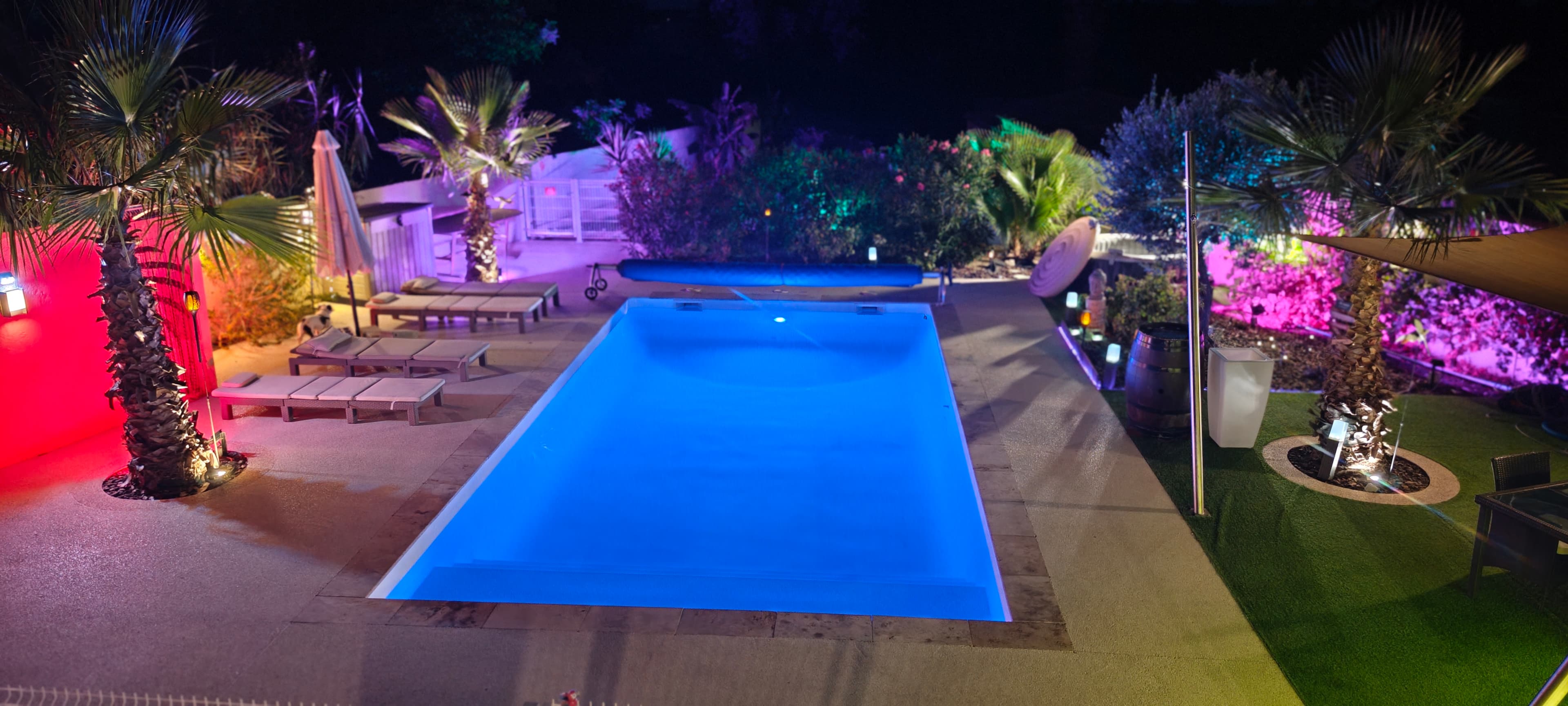 Piscine illuminée en bleu au crépuscule