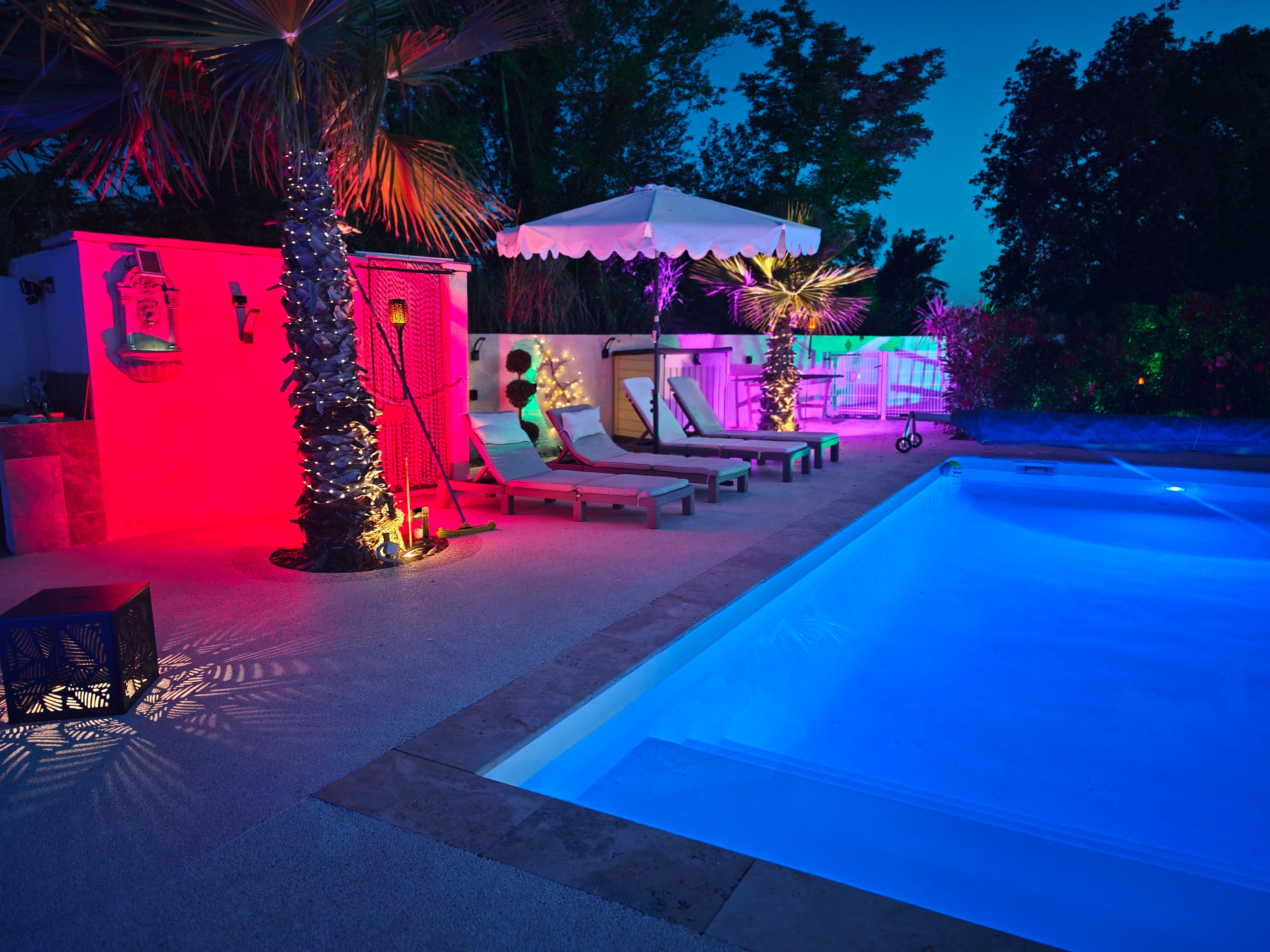 Ambiance lumineuse colorée au bord de la piscine