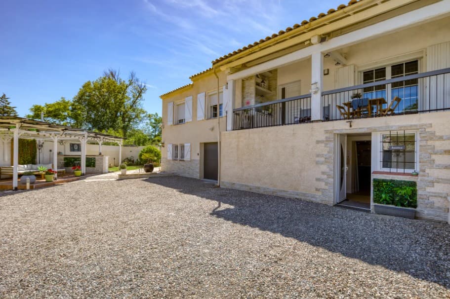 Façade et cour de la propriété à Thézan-lès-Béziers