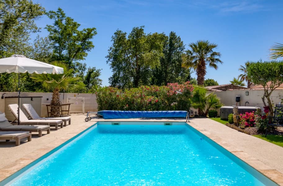Piscine et transats au soleil