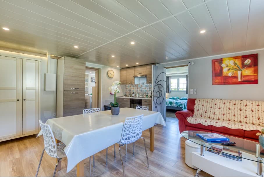 Salon et salle à manger lumineux de l'appartement
